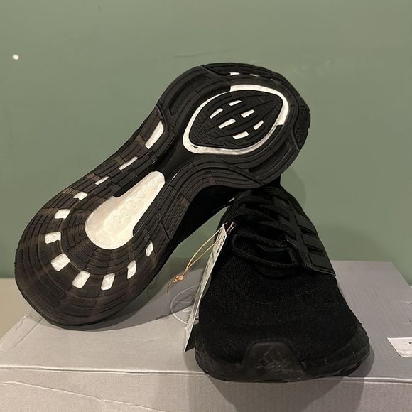 Adidas Ultraboost 22 Women Triple Black MULTIPLE SIZES BRAND NEW - Picture 4 of 5